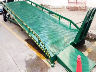 移動(dòng)高度調(diào)節(jié)板（登車橋）