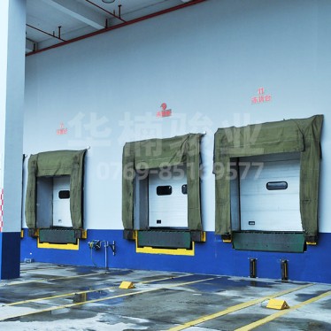 冷庫用登車橋案例-華楠駿業(yè)