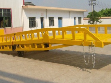 移動(dòng)液壓登車橋